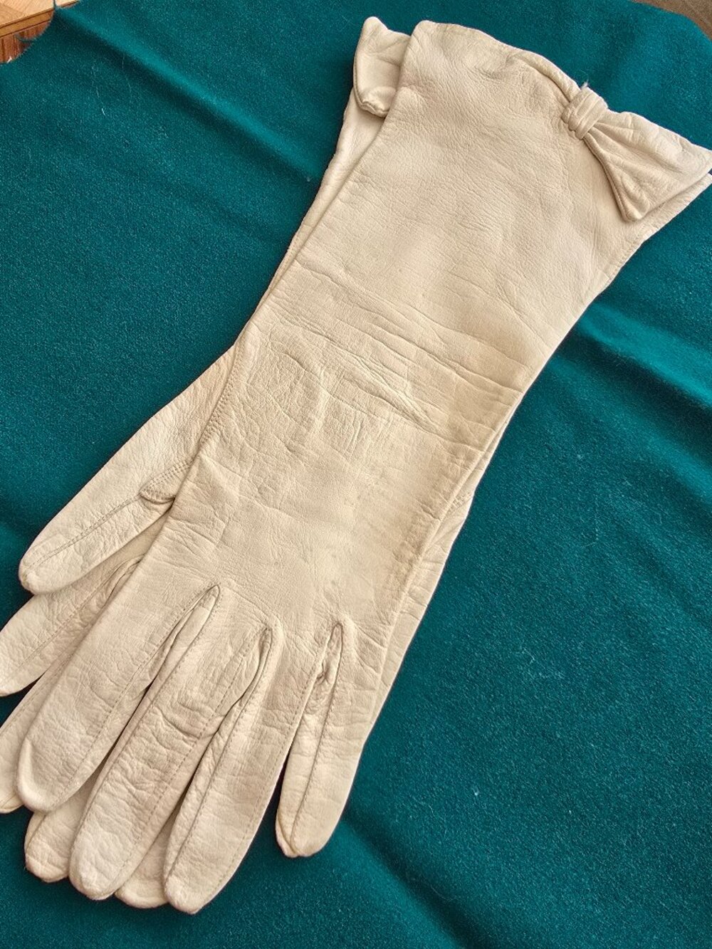 Vintage Cream Genuine Leather Mid-Length Gloves with Bow Cuff